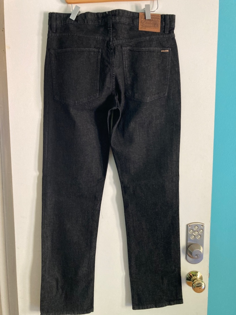 Volcom Mens Size 34 Black Denim Solver Jeans Unworn Modern Straight Fit
